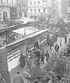 Imagen secundaria 2 - Arriba, Doña Manolita, la lotera, en 1943 tras dar un premio. Abajo, vendedores de pavos en la Plaza Mayor (izq), y los puestos en la plaza de Santa Cruz, en 1955