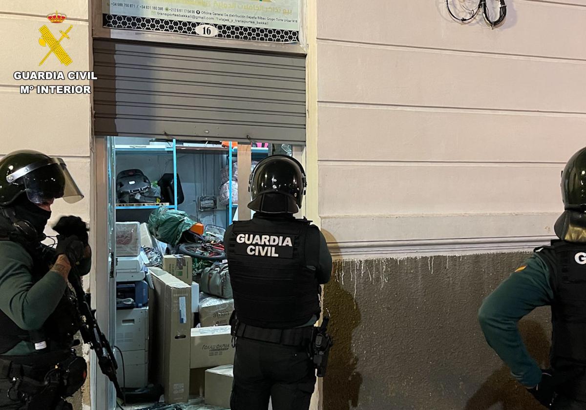 Guardia Civil en un negocio implicado en la operación 'Dania'