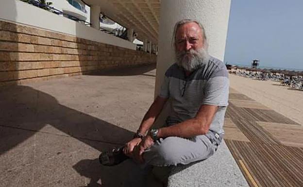 Antonio Vergara, en la playa de la Victoria de Cádiz