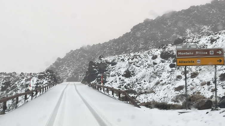 Varios conductores sorprendidos tras 'colarse' en el Teide nevado