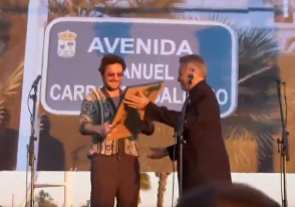 Manuel Carrasco recibiendo la placa en homenaje a su carrera artística en Isla Cristina