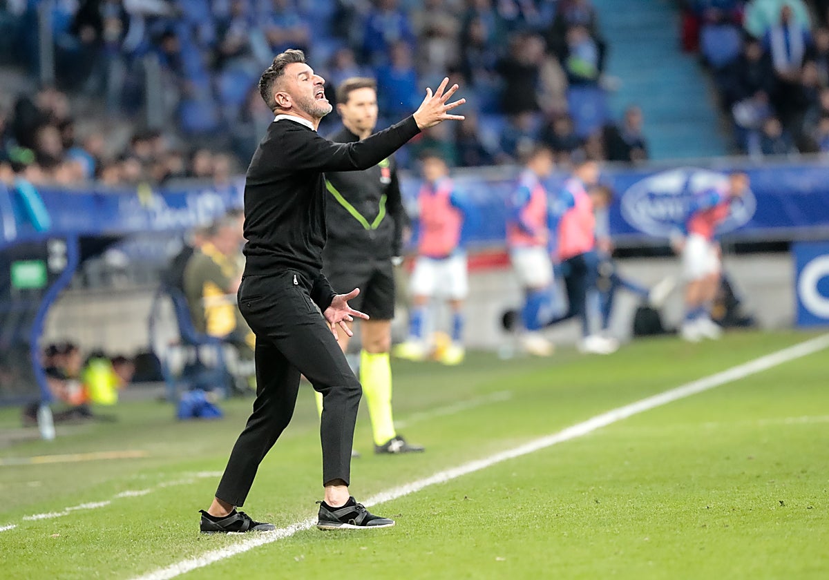 El técnico blanquiverde Iván Ania da instrucciones a los suyos en la banda