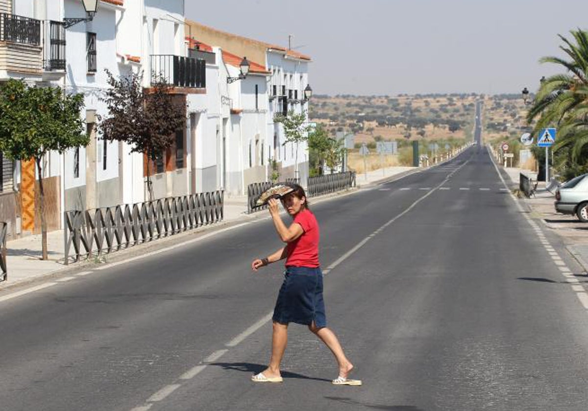 Una vecina de Fuente la Lancha, en Córdoba, uno de los municipios con menos de 3.000 habitantes