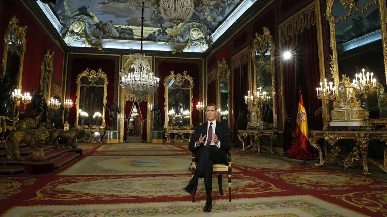 Desde el salón del trono (2015). Se dirigió a los ciudadanos desde el Palacio Real de Madrid, la residencia oficial del Jefe del Estado.