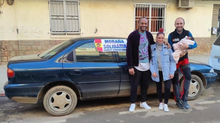 Moraña Solidaria entrega un coche a una familia