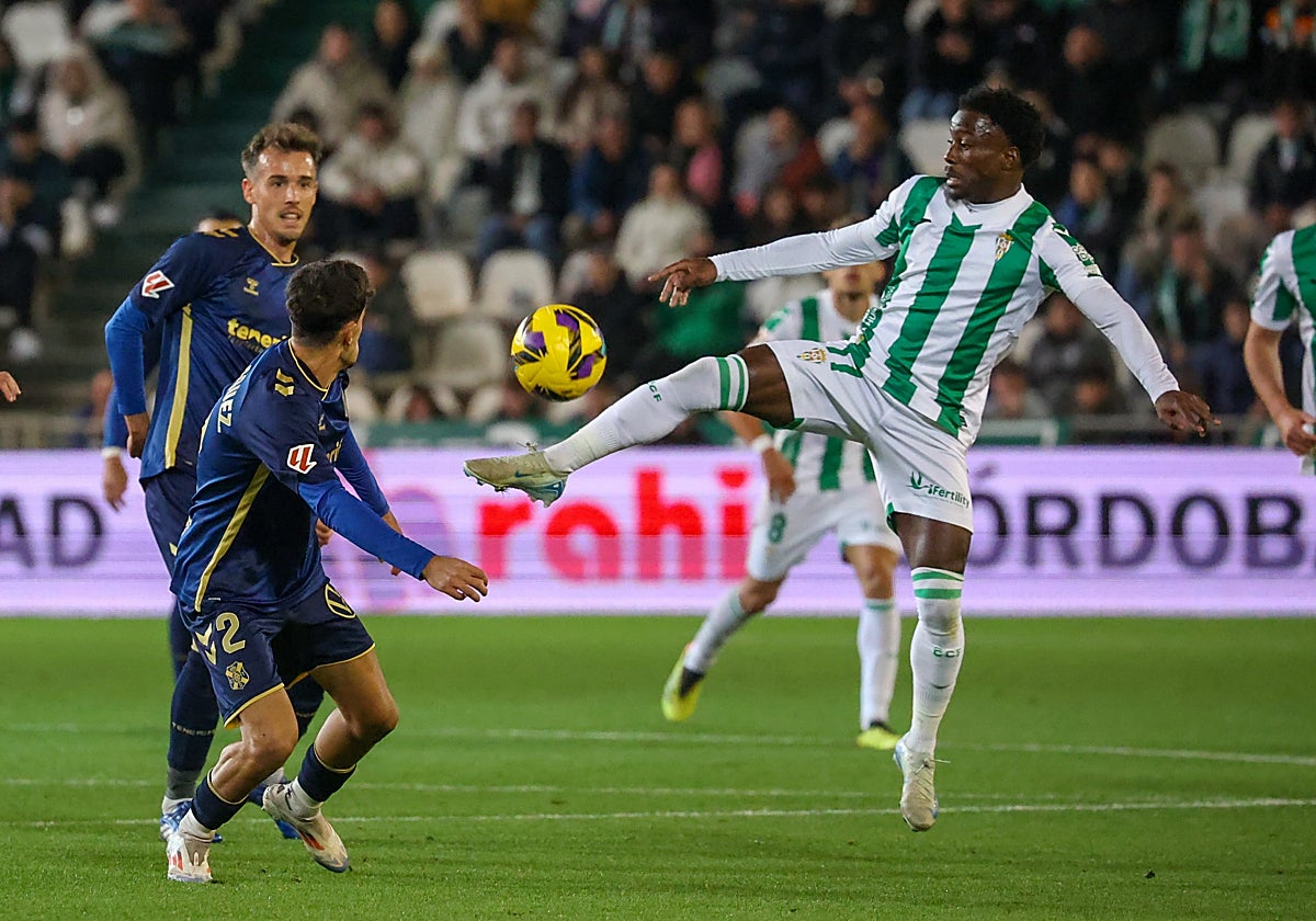 Adilson controla el balón durante el partido ante el Tenerife