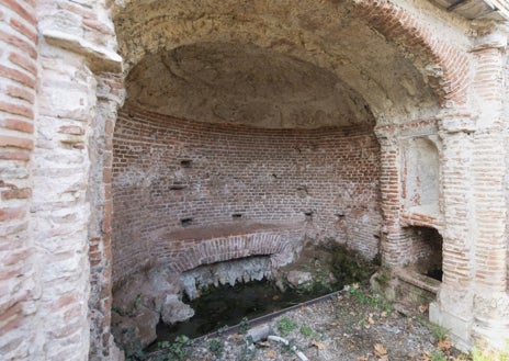 Imagen secundaria 1 - Arriba, el interior de la Casa de Campo de Felipe II. Abajo a la izquierda, una de las rutas. A la derecha, la delegada de Cultura del Ayuntamiento de Madrid, Marta Rivera de la Cruz, junto con las rehabilitadoras de Patrimonio, en la visita a este palacio con ABC