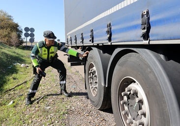 Cuadruplica la tasa de alcoholemia en su camión y sufre un accidente en la A-4 a la altura de Córdoba