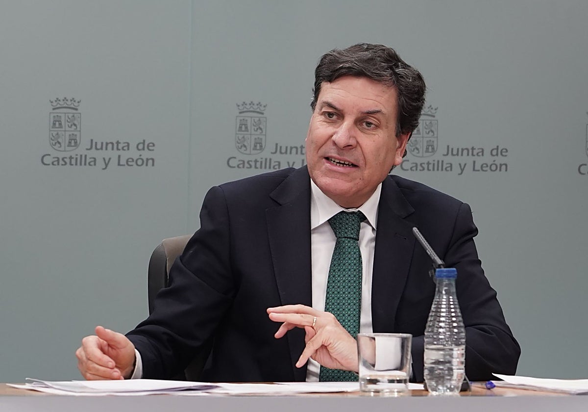 El consejero de Economía y Hacienda y portavoz, Carlos Fernández Carriedo, durante la rueda de prensa posterior al Consejo de Gobierno