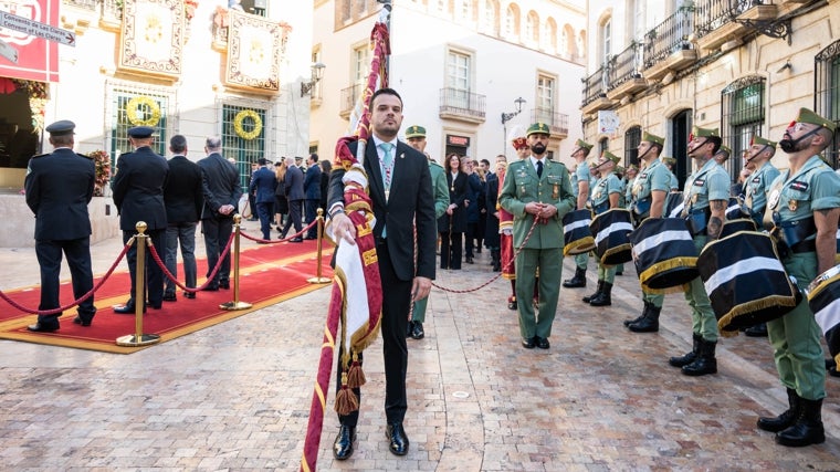 El concejal portador del Pendón durante el recorrido