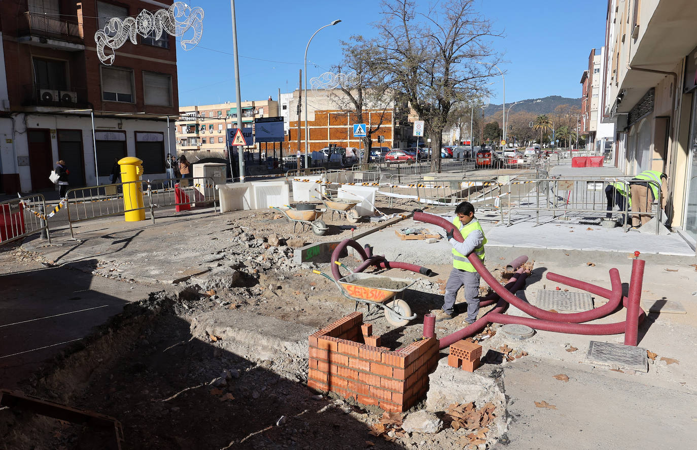 Las obras en la Ronda del Marrubial y en la carretera de Trassierra en Córdoba, en imágenes