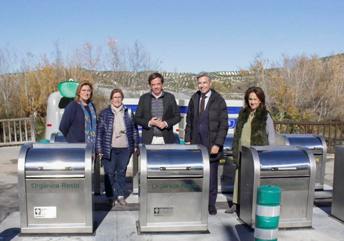 Autoridades junto a algunos de los depósitos de basura