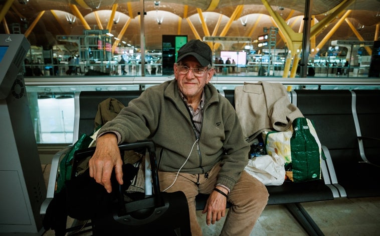 Imagen principal - Julio, argentino de 74 años; un sintecho en la terminal T4 en víspera de Nochebuena y Fernando, zaragozano de 73 años