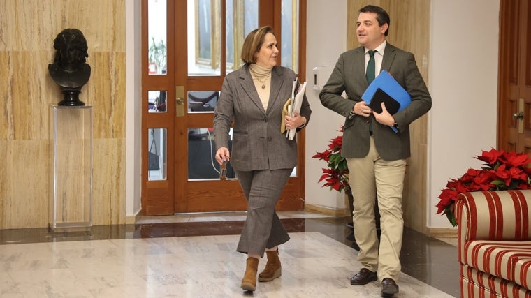 blanca torrent acompañada por el alcalde de Códoba, José María Bellido, antes del Pleno