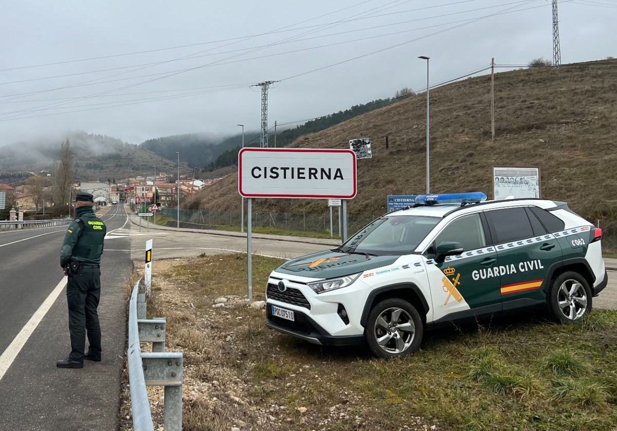 Guardia Civil, a la entrada de Cistierna.