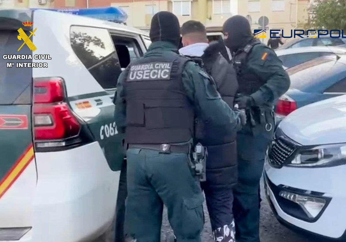 Uno de los detenidos en esta operación de la Guardia Civil