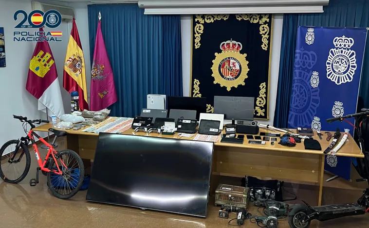 Main image - Among the objects seized there are also three simulated pistols, two katanas, knives and razors, as well as a mask and a balaclava