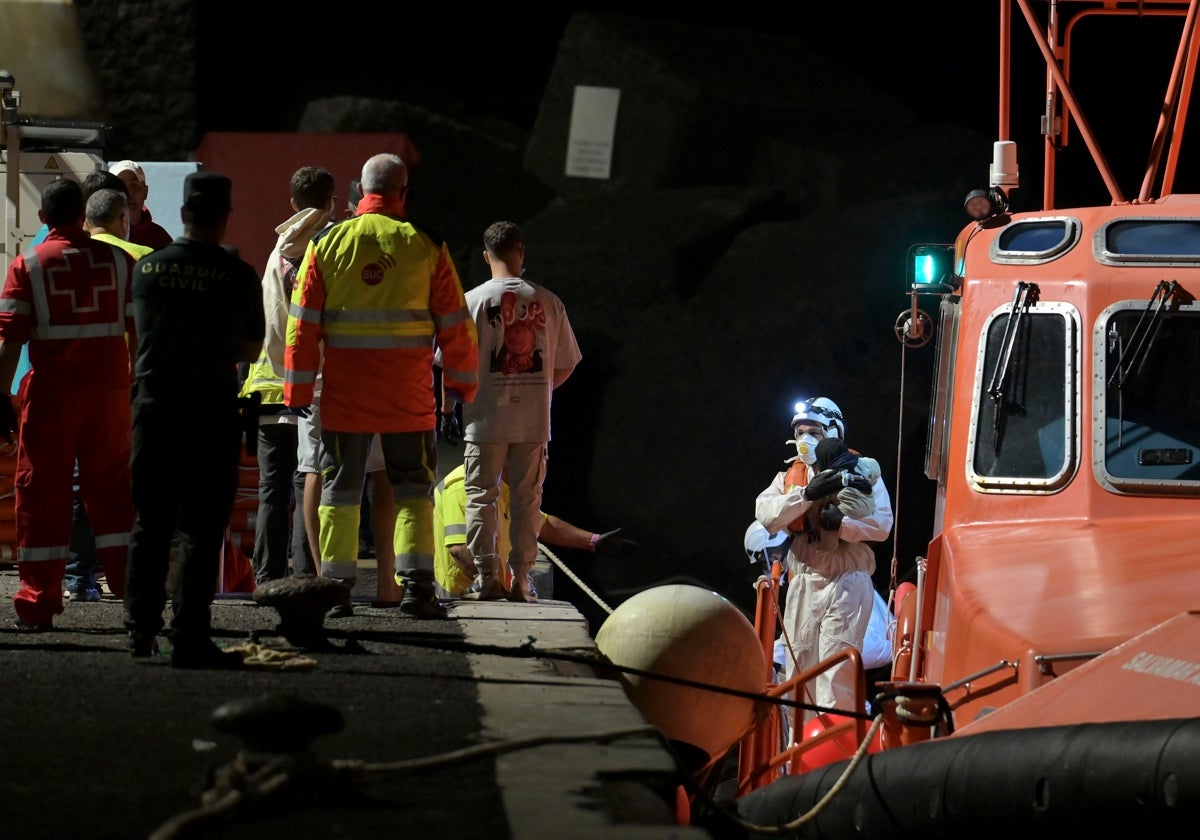 Migrantes de un grupo de 65 llegan al puerto de La Restinga en El Hierro en la noche de este jueves