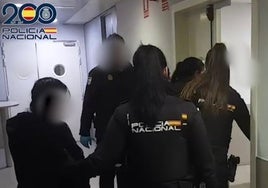 Cuatro mujeres roban 10.000 euros en un centro religioso y la Policía las caza a los 15 minutos cargadas de compras navideños