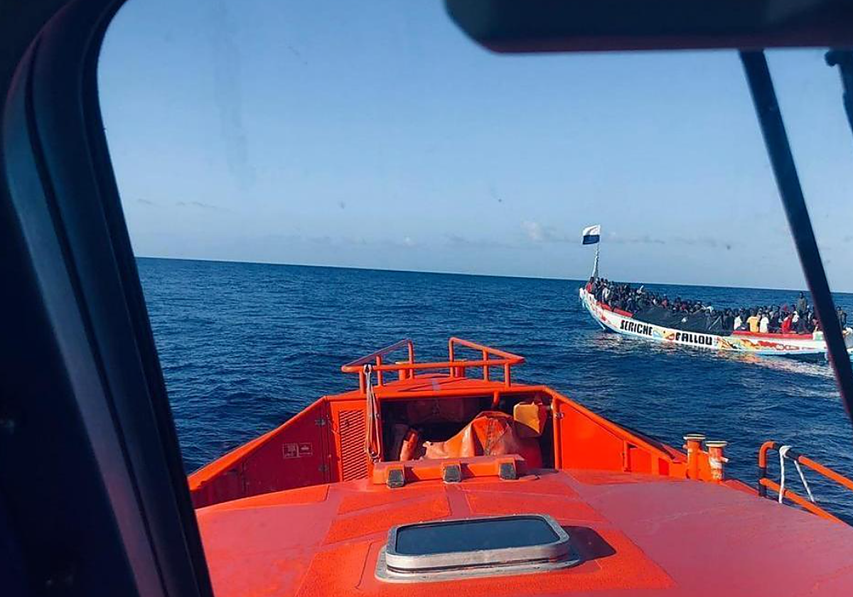 Rescate de la guardamar Urania de dos neumáticas, con 33 y 49 personas, a unas 60 millas de Arrecife
