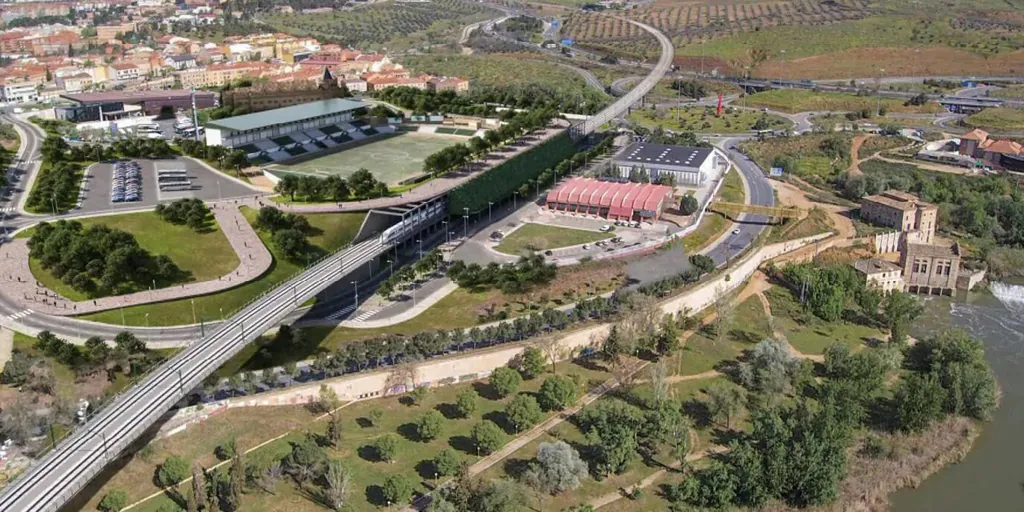 Page se opone a la propuesta de Óscar Puente del paso del AVE por Toledo: «algunos ingenieros se empeñan en hacer un scalextric»