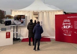 Sacyl enseña reanimación cardiopulmonar en la plaza del Milenio de Valladolid