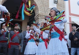 La ancestral Danza de los Locos y el Oso de Fuente Carreteros, en imágenes