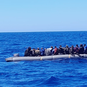 Salvamento regresa de una noche de rescates en Lanzarote con los ocupantes de cuatro neumáticas