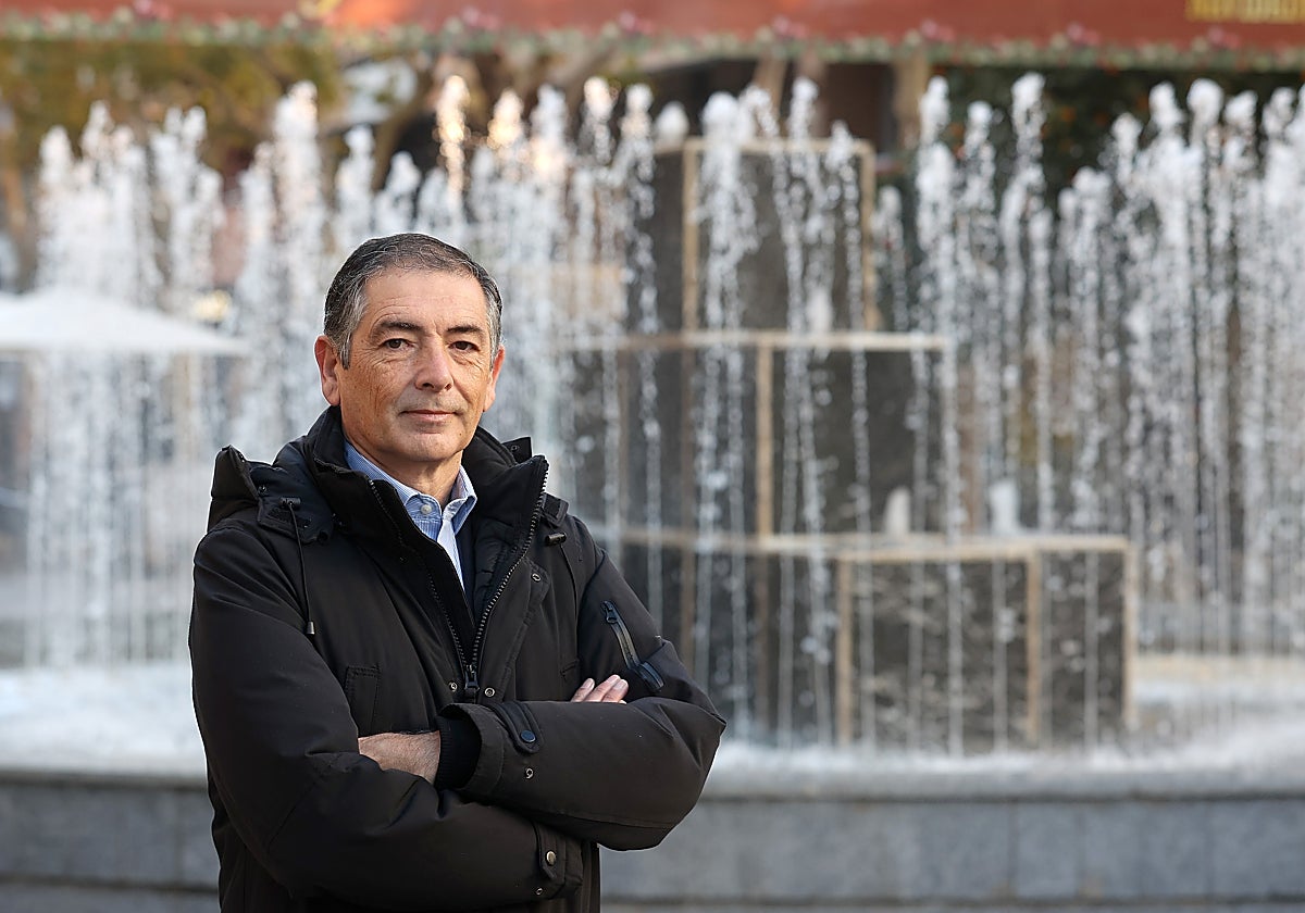 Ramiro Angulo posa para ABC antes de la entrevista junto a una fuente de Córdoba