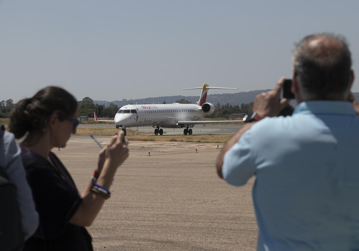Varias personas fotografían el primer vuelo de Air Nostrum llegado en julio de Palma de Mallorca