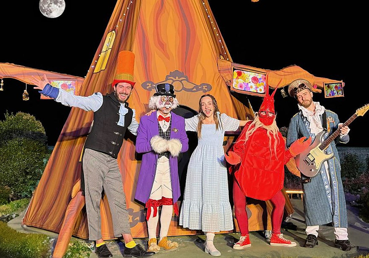 Los actores que participan en la obra 'Alicia en el país de las maravillas'