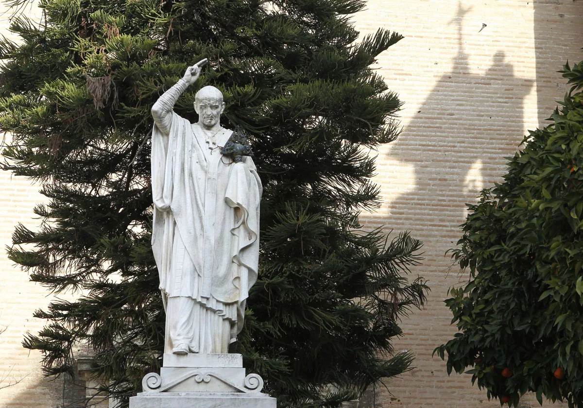 Estatua del obispo Osio en la plaza de Capuchinas