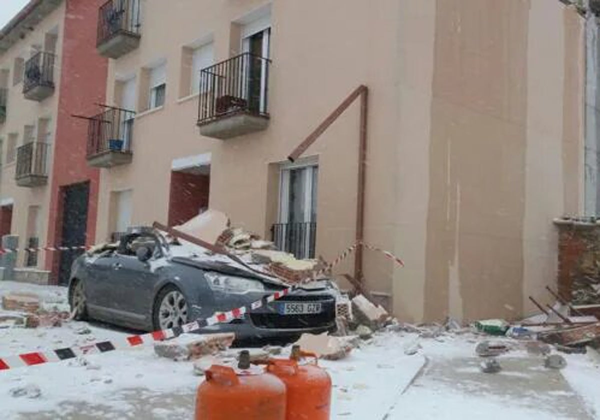 La explosión de una bombona de butano obliga a desalojar un bloque de viviendas en Fontanar