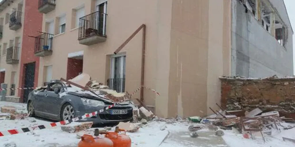 La explosión de una bombona de butano obliga a desalojar un bloque de viviendas en Fontanar