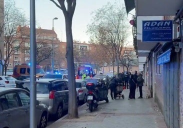Un hombre cose a puñaladas a su expareja y a su actual novio en un piso de Madrid