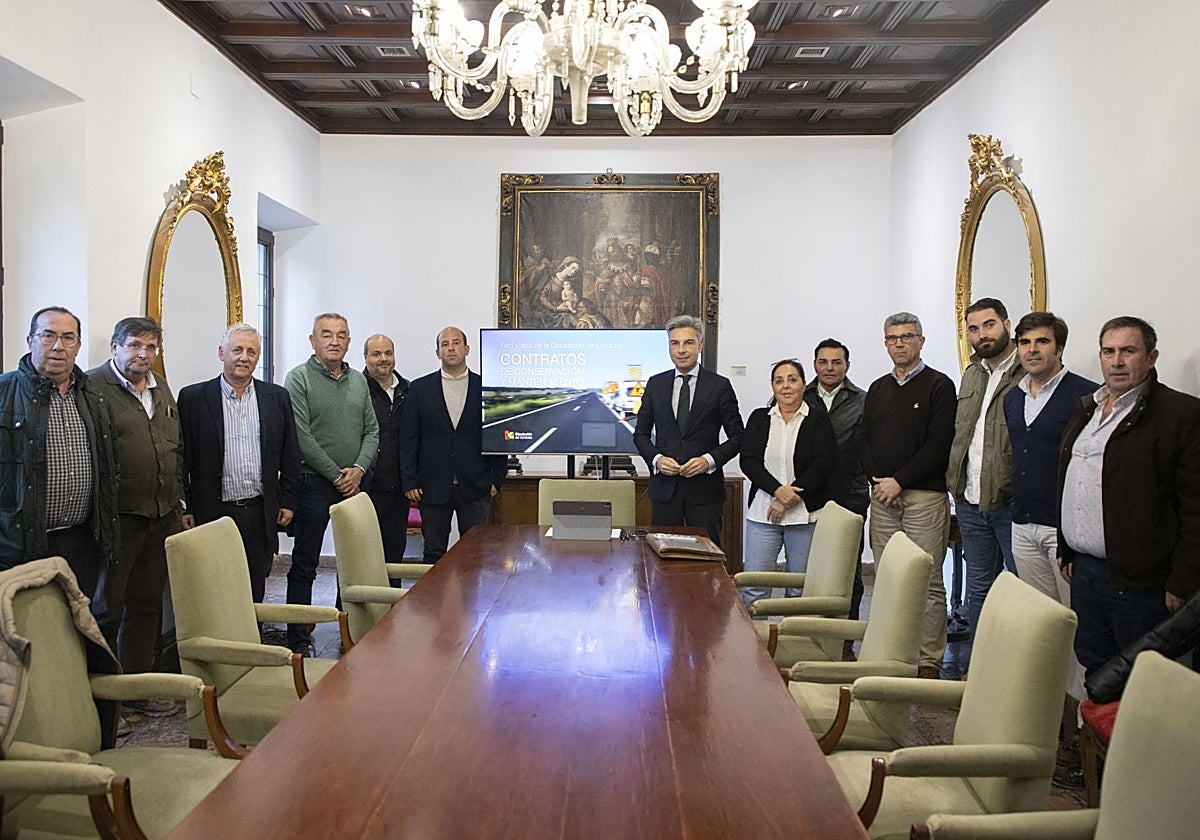 Andrés Lorite, con responsables de las empresas durante la firma