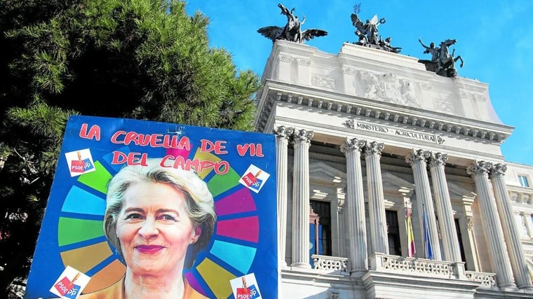 Un cartel contra la presidenta de la Comisión Europea, en la protesta de Madrid de la pasada semana