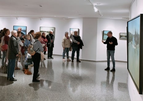 Imagen secundaria 1 - En la imagen superior, la exposición de Romero de Torres con obras de la Fundación Telefónica. Debajo, la muestra de Francisco Escalera. A la derecha, la maqueta del chalé Canals en la exposición de Rafael de La-Hoz