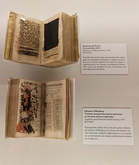 Imagen secundaria 2 - De la 'Cosmographia universalis' se mandó quitar el retrato de su autor, el protestante Sebastian Münster. (primera imagen); 'Flos Sanctorum', de Alonso de Villegas (segunda imagen); Los libros de Wecker están concienzudamente expurgados (tercera imagen)