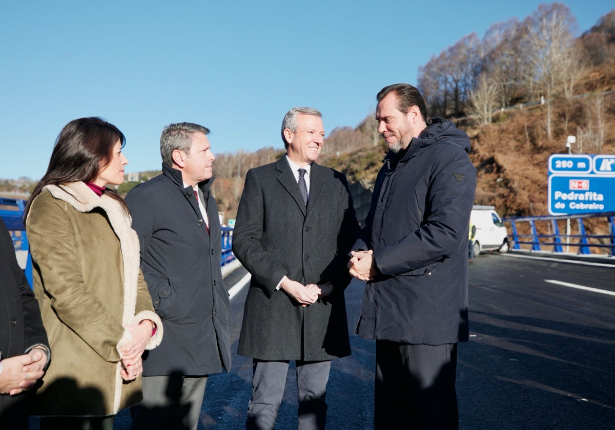 Óscar Puente y Alfonso Rueda, entre otros, en la inauguración de la vía