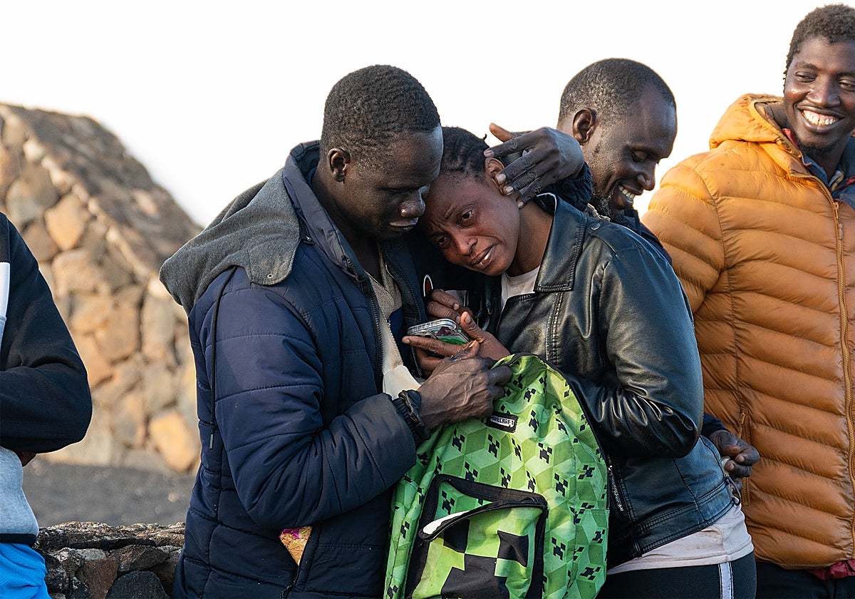 Dos migrantes se abrazan tras desembarcar de una neumática con 34 migrantes en Haría, Lanzarote