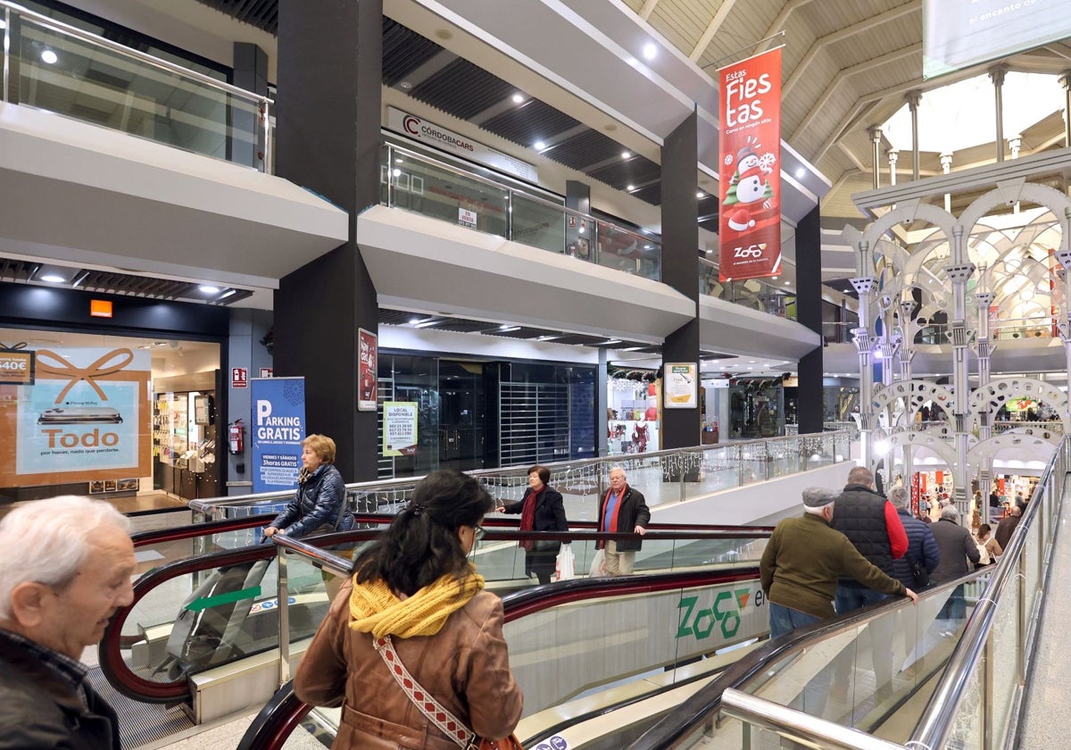 Interior del centro comercial Zoco, con la planta superior en que se quiere conseguir instalar empresas