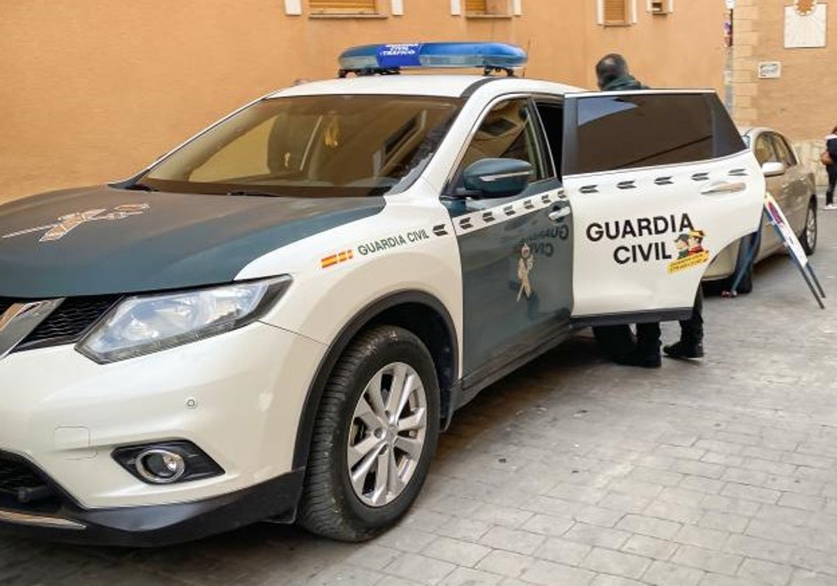 Efectivos de la Guardia Civil durante una intervención en un municipio de Valencia