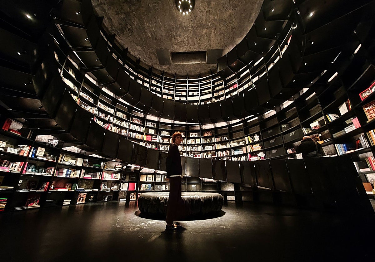 Una persona recorre la muestra 'Irving Penn: Centennial', en La Coruña