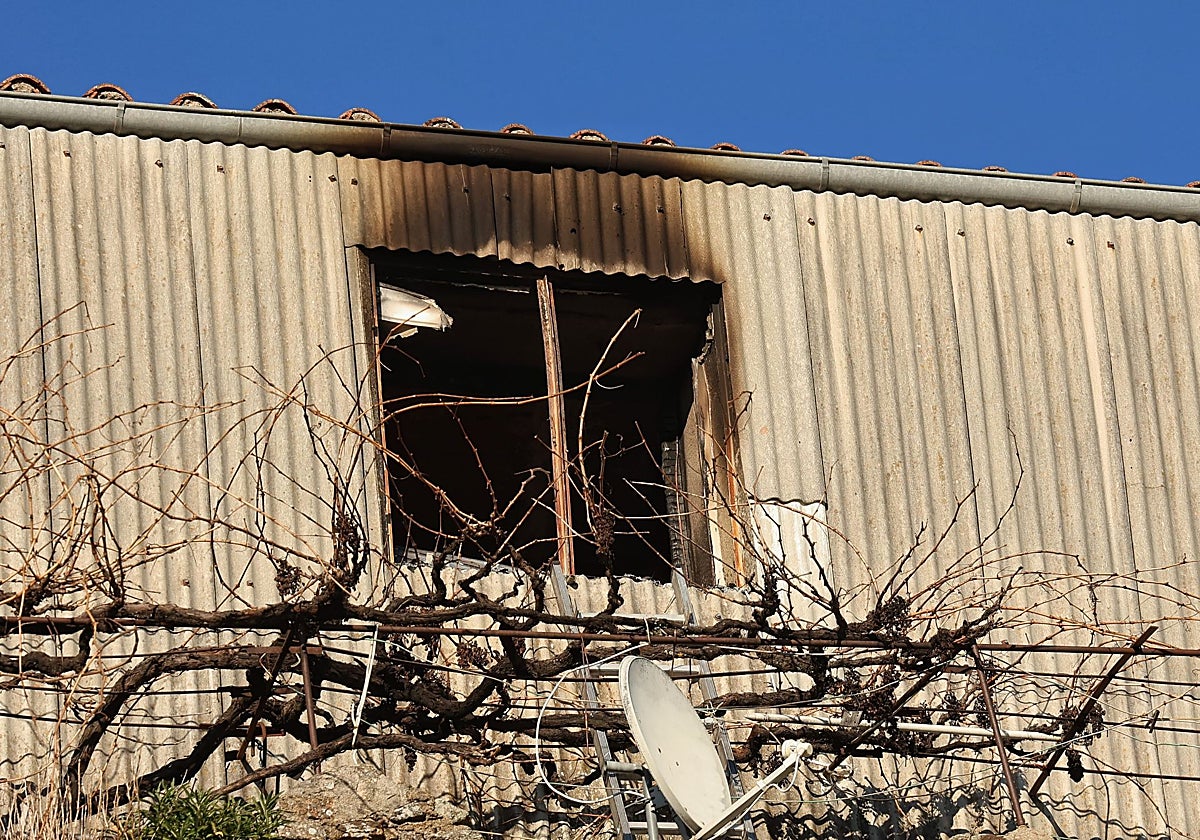 Ventana del edificio de Miranda del Castañar (Salamanca) en el que este lunes fallecieron un padre y su hijo a causa de un incendio