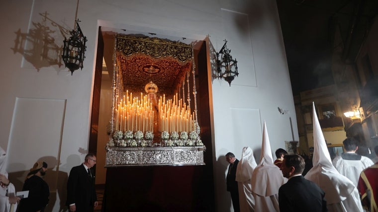 La Virgen de Gracia y Amparo saliendo de su nueva casa de hermandad