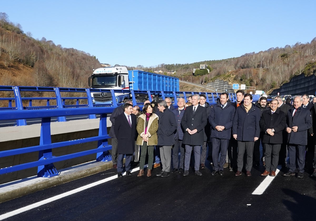 El ministro de Transportes y Movilidad Sostenible, Óscar Puente, junto al presidente de la Junta, Alfonso Fernández Mañueco, y otras autoridades en la reapertura del viaducto del Castro, sentido Galicia en la A-6