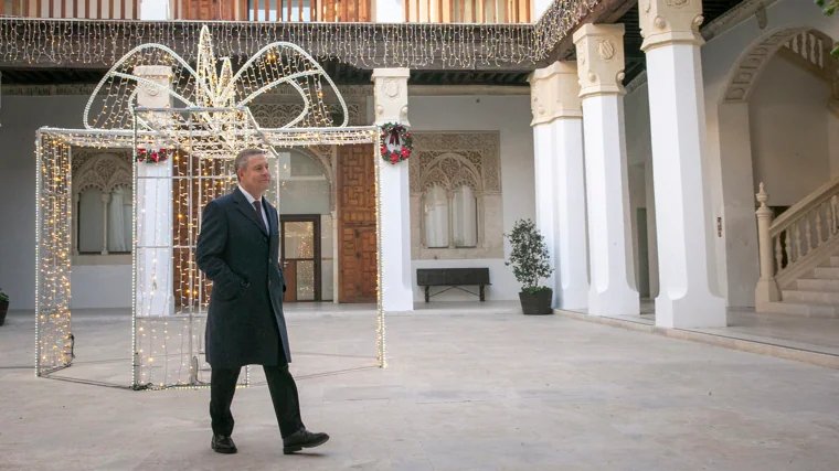 El presidente regional camina por el patio del Palacio de Fuensalida, en Toledo