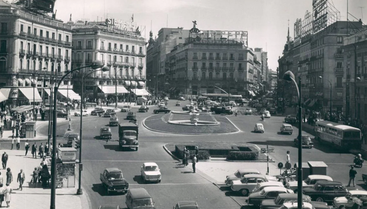 La Puerta del Sol en 1964, con un aspecto muy diferente al actua