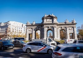 Medio siglo de avances y frenazos para expulsar al coche del centro de Madrid